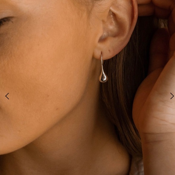 Dainty gold plated earrings - Picture 1 of 2